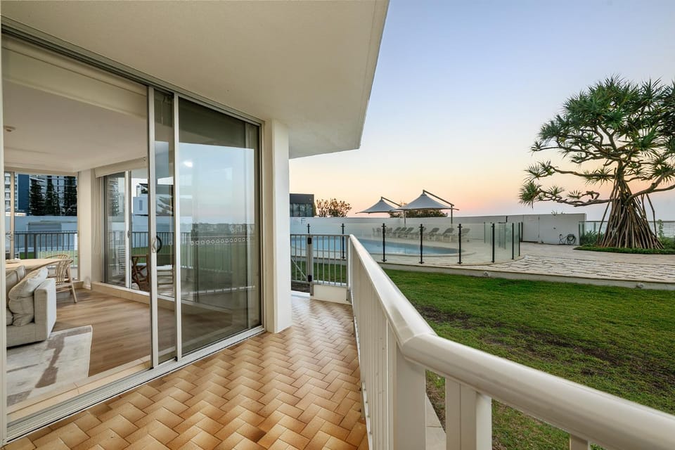 Absolute Beachfront Apartment with Direct Pool Apartment in Surfers Paradise
