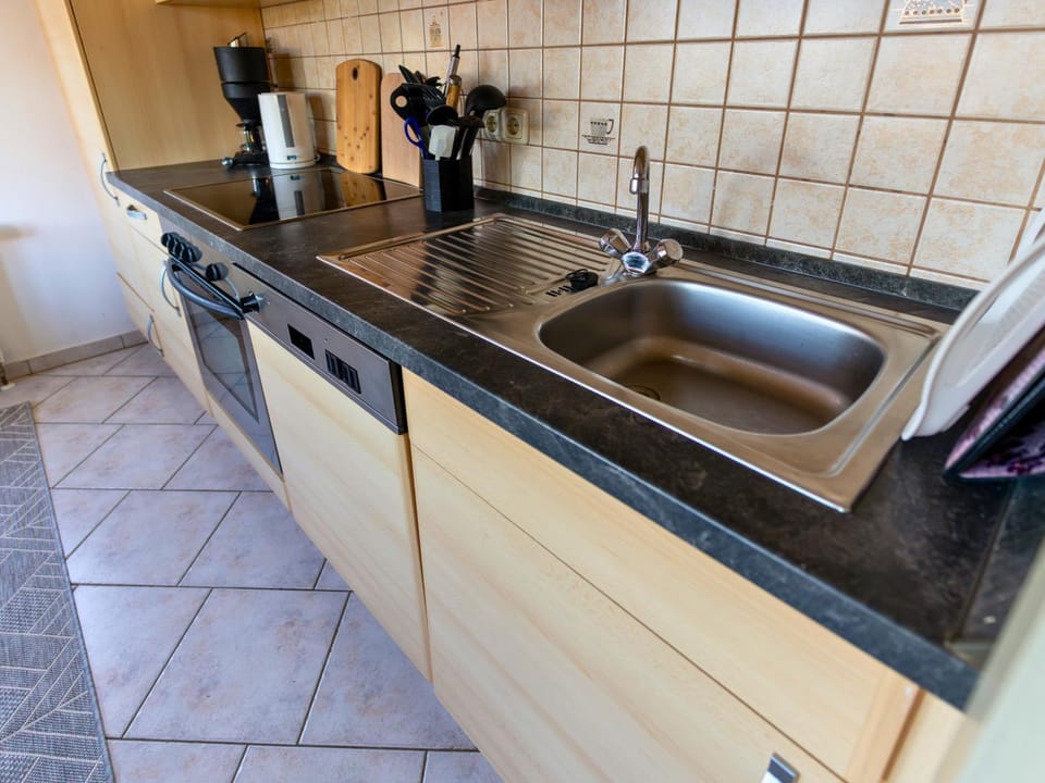 Kitchen or kitchenette, dishwasher, stove