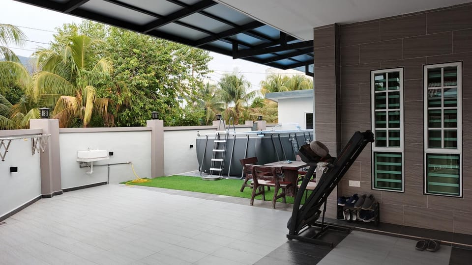 Property building, Balcony/Terrace, Swimming pool