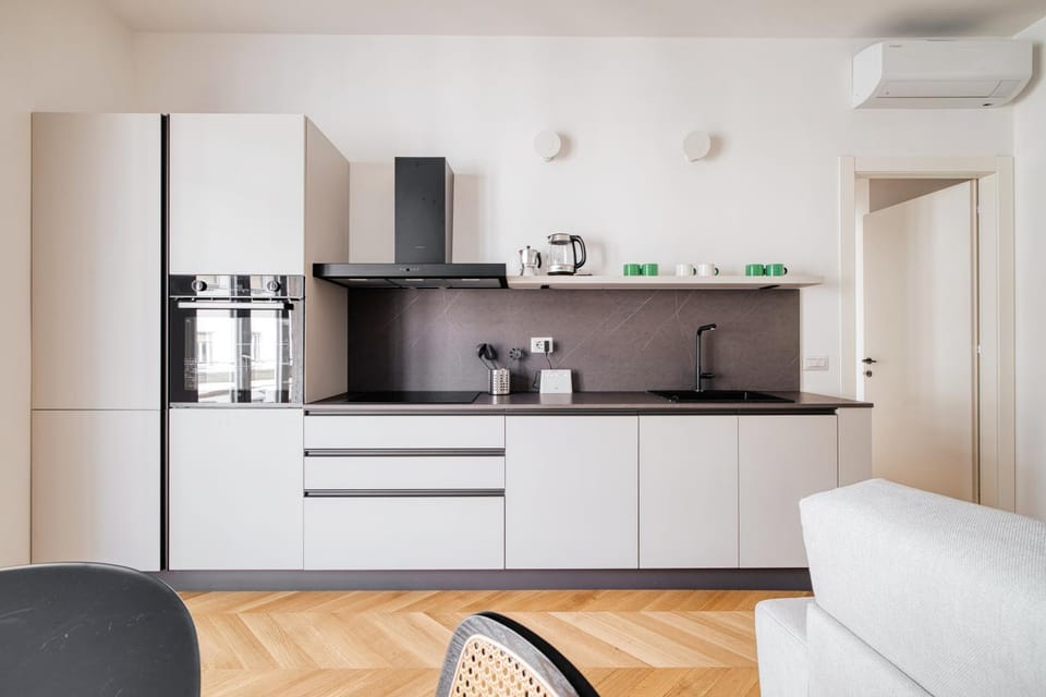 Coffee/tea facilities, Kitchen or kitchenette, oven, stove