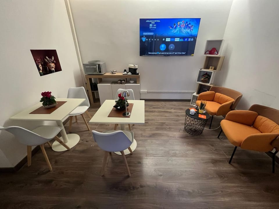 Communal lounge/ TV room, TV and multimedia, Coffee/tea facilities, Living room, Seating area, Dining area, minibar