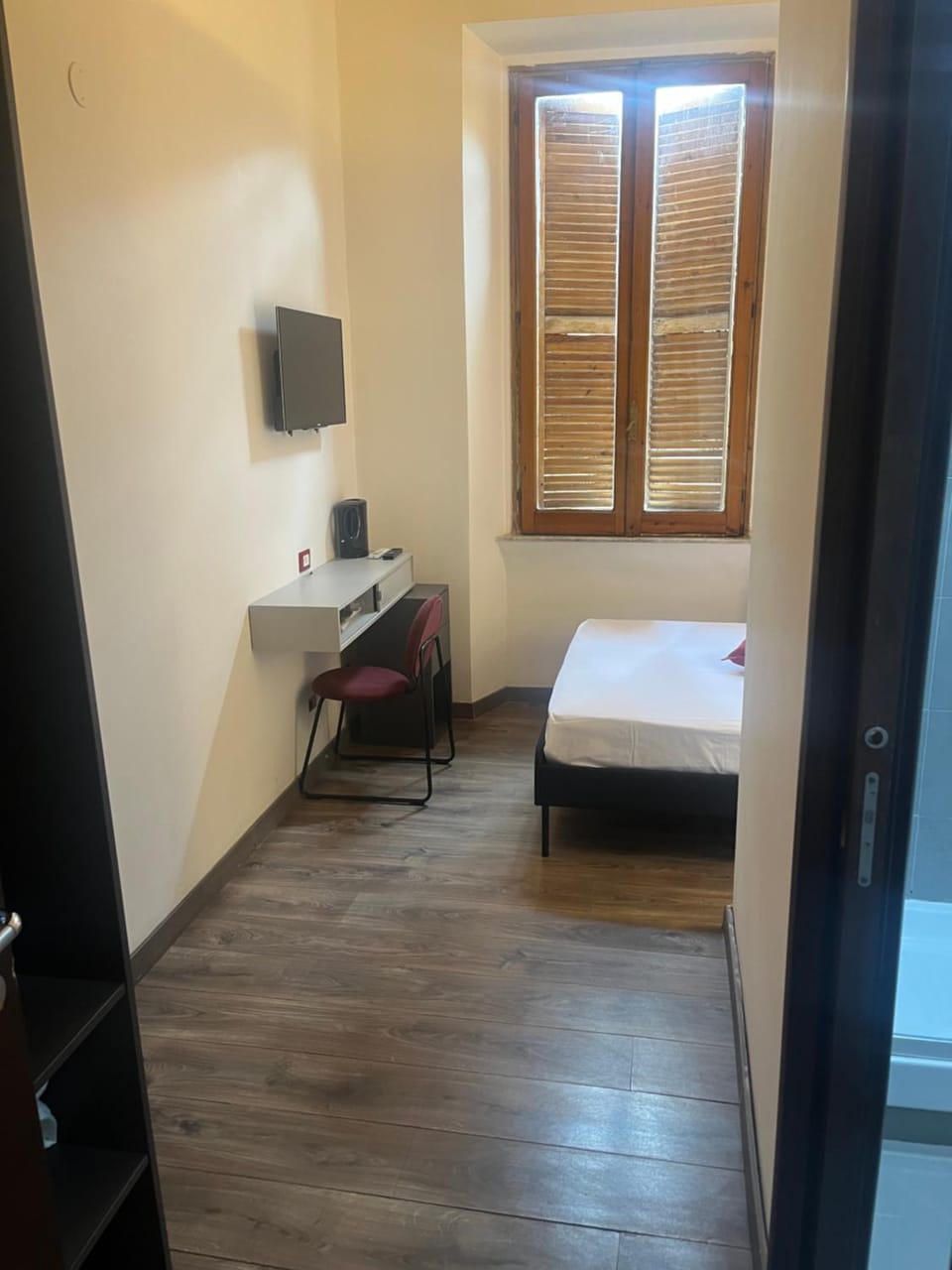 Bed, TV and multimedia, Photo of the whole room, Bedroom