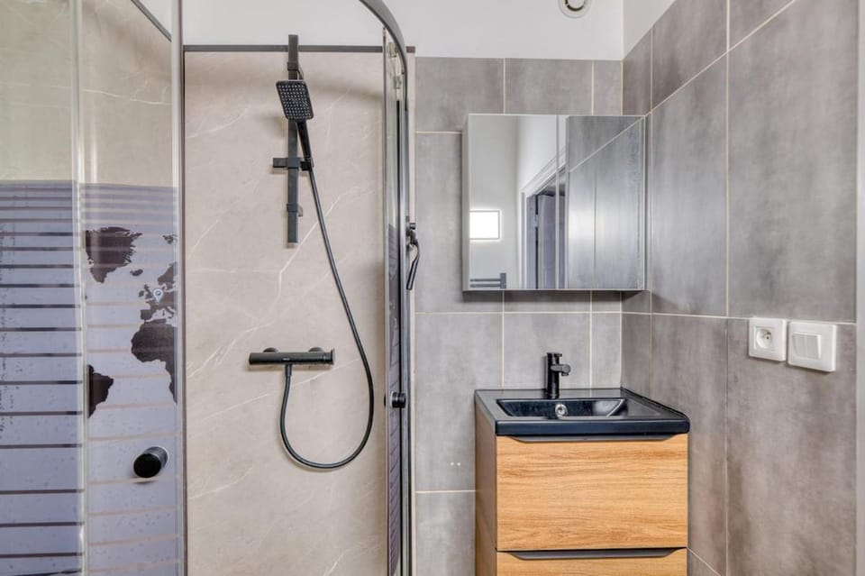 Shower, Bathroom