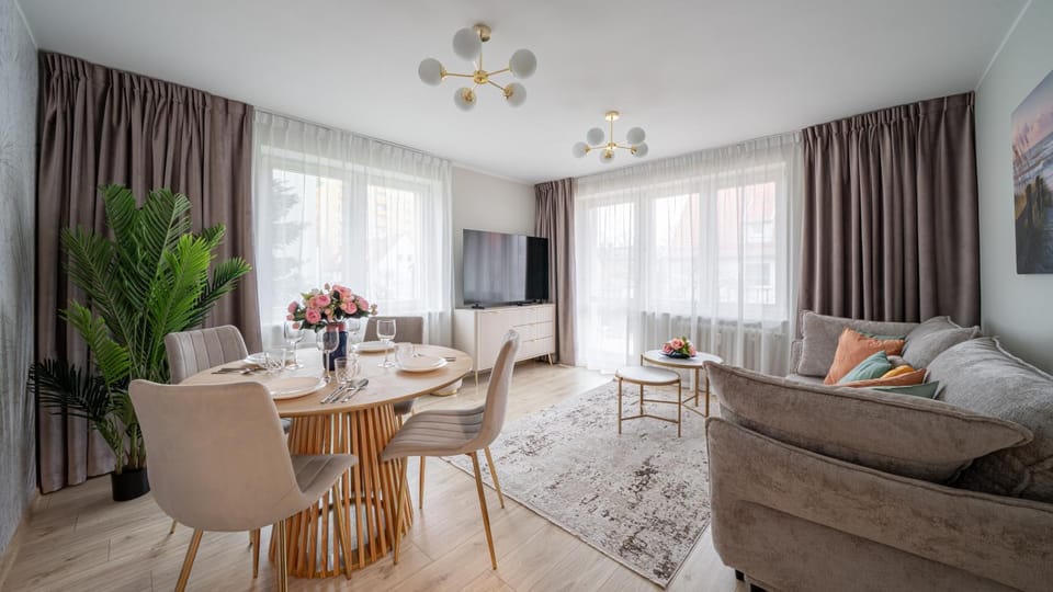 TV and multimedia, Living room, Seating area, Dining area