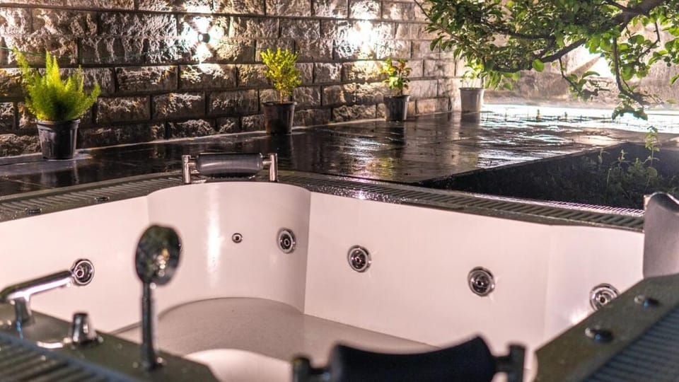 Kaizen Retreat - Best Luxury Villa - Outdoor Jacuzzi Villa in Himachal Pradesh