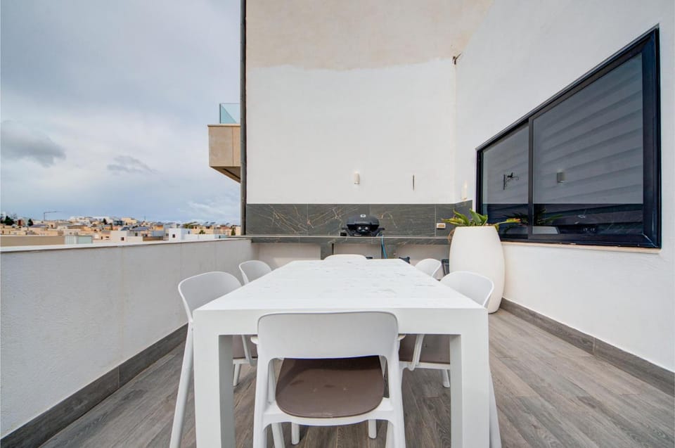 Patio, Communal lounge/ TV room, Day, TV and multimedia, View (from property/room), Balcony/Terrace, Dining area, Evening entertainment, Sea view