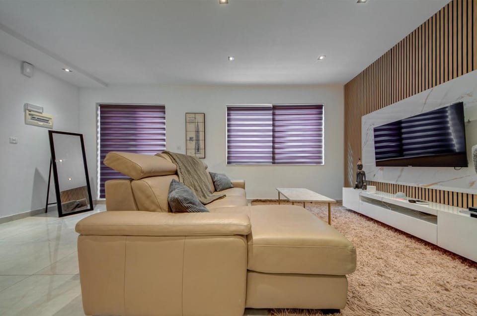 Communal lounge/ TV room, TV and multimedia, Living room, Seating area, Evening entertainment, air conditioner