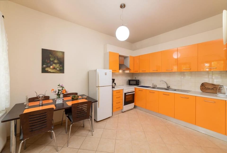 Kitchen or kitchenette, Dining area, stove