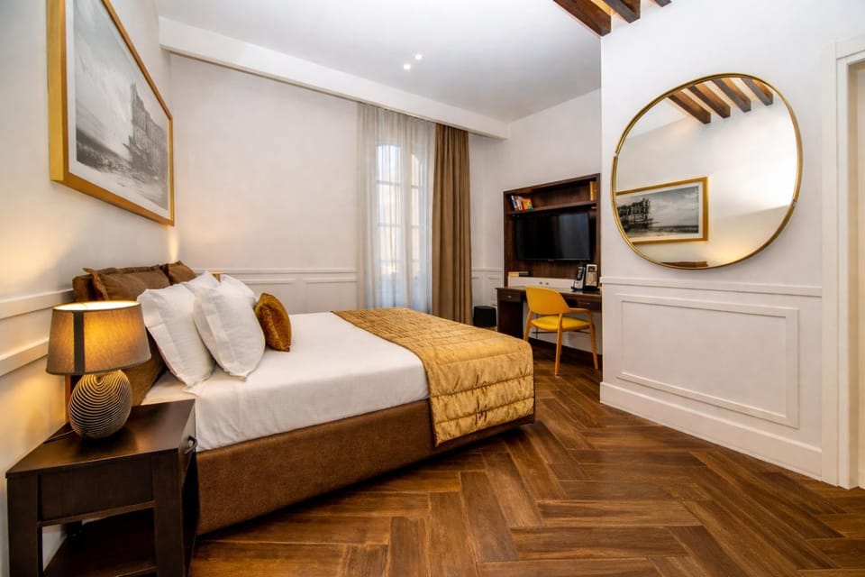Bed, TV and multimedia, Photo of the whole room, Bedroom