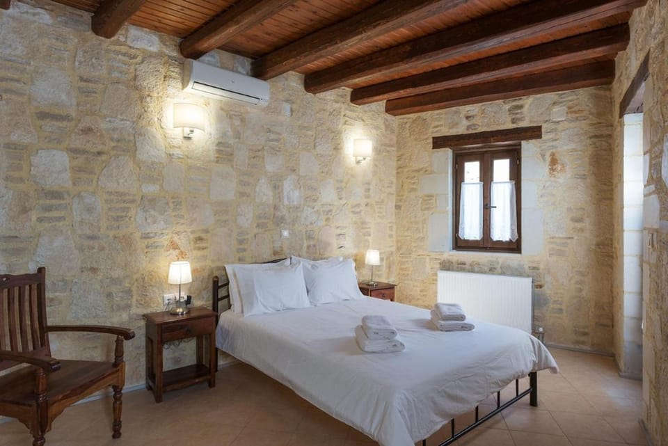 Bedroom, towels