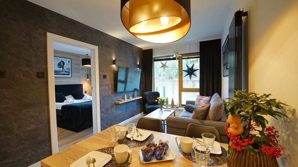 Bed, TV and multimedia, Kitchen or kitchenette, Living room, Food and drinks, Photo of the whole room, Seating area, Dining area, Bedroom, Food
