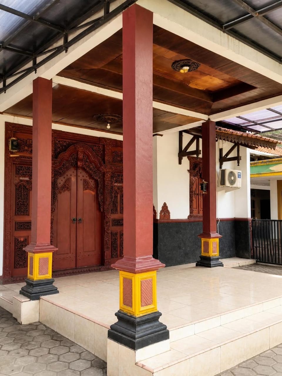 Facade/entrance