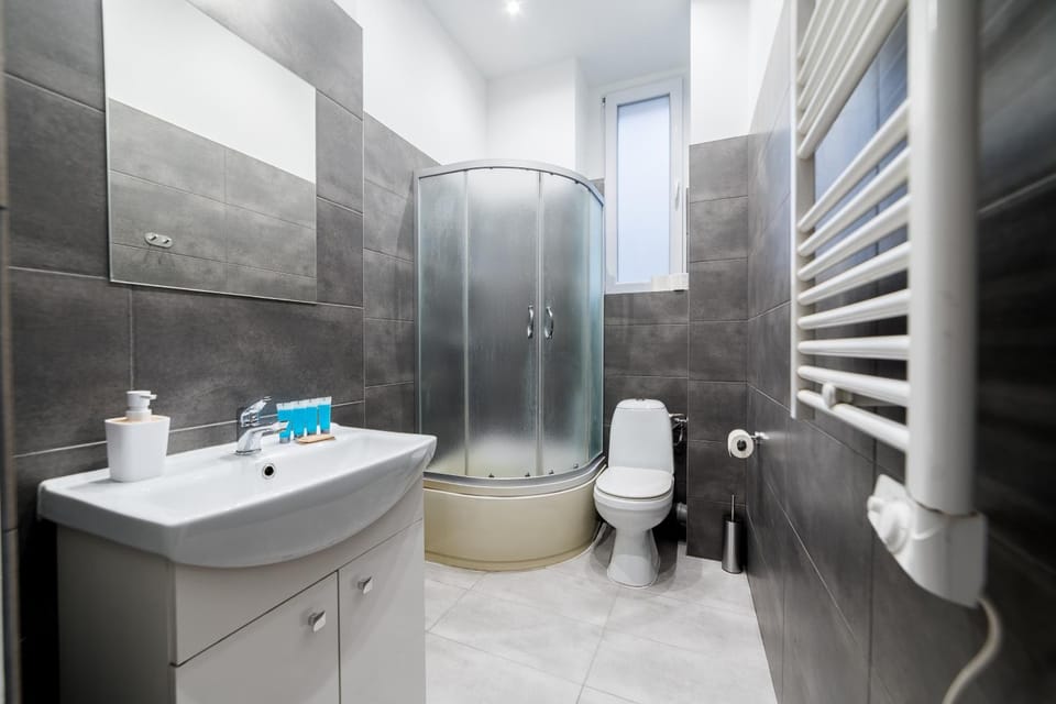 Shower, Toilet, Bathroom, towels