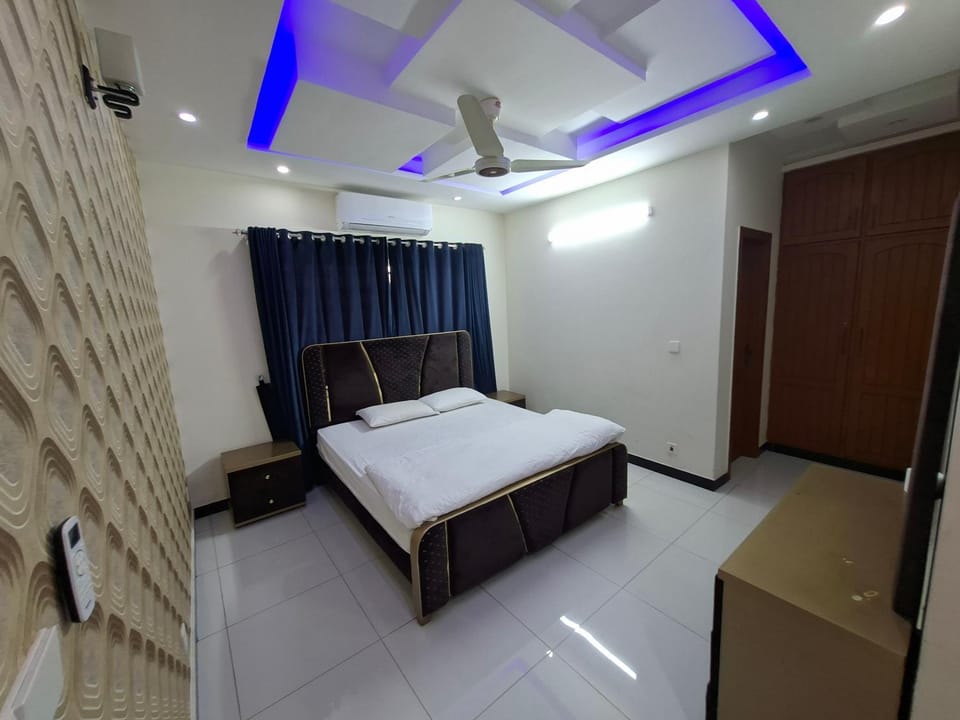 Bed, Photo of the whole room, Bedroom, air conditioner