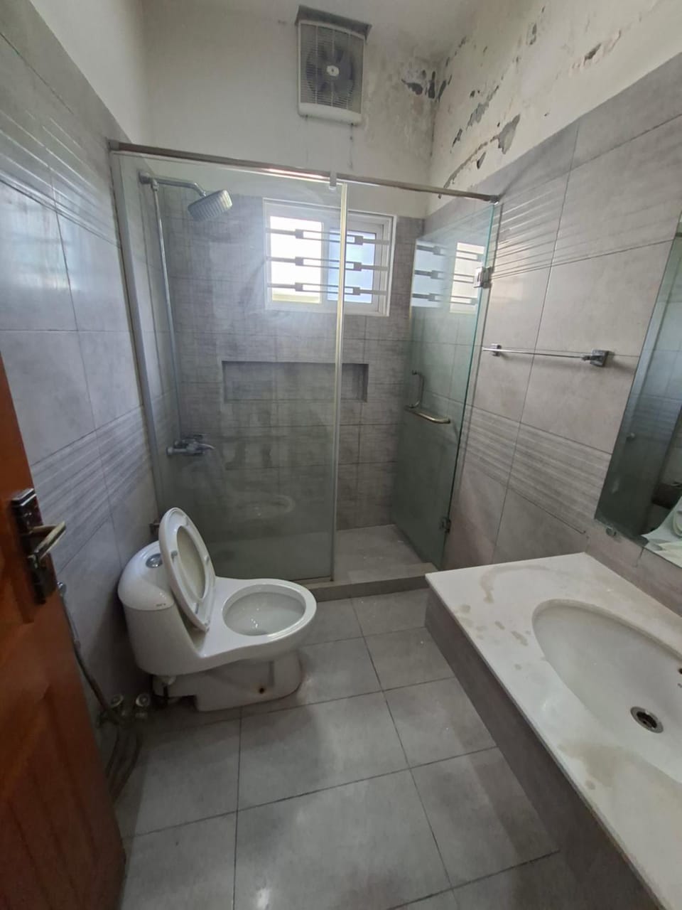 Shower, Toilet, Bathroom, towels