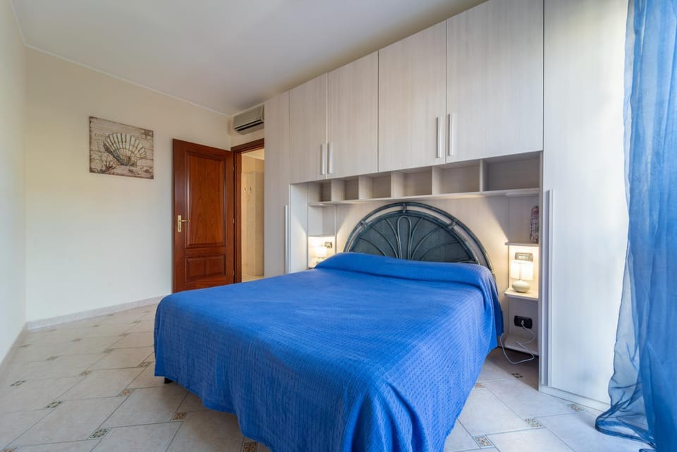 Bed, Photo of the whole room, Bedroom, wardrobe, air conditioner