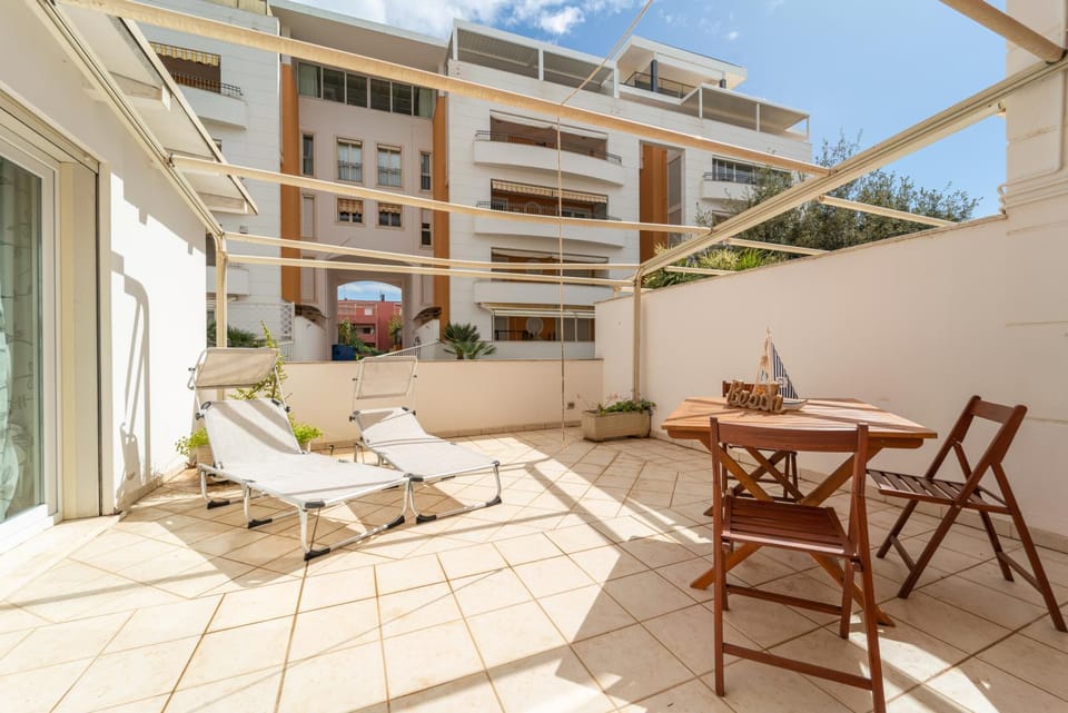 Property building, Patio, Day, Balcony/Terrace, Dining area, sunbed