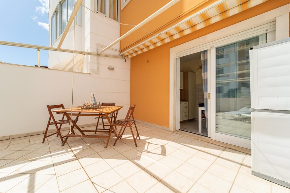 Property building, Patio, Day, Balcony/Terrace, Dining area