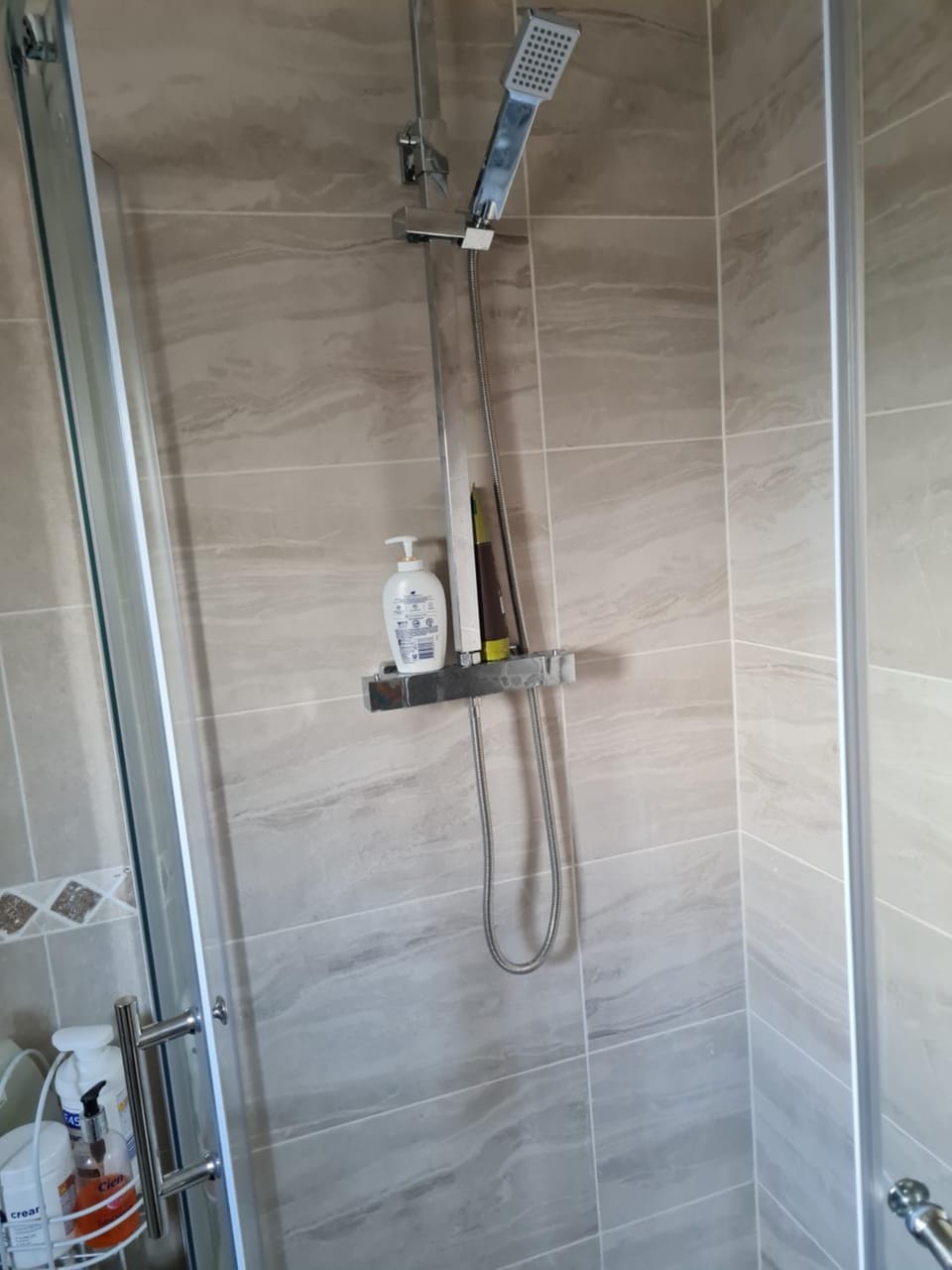 Large room with private de lux bathroom and free parking Vacation rental in Basingstoke