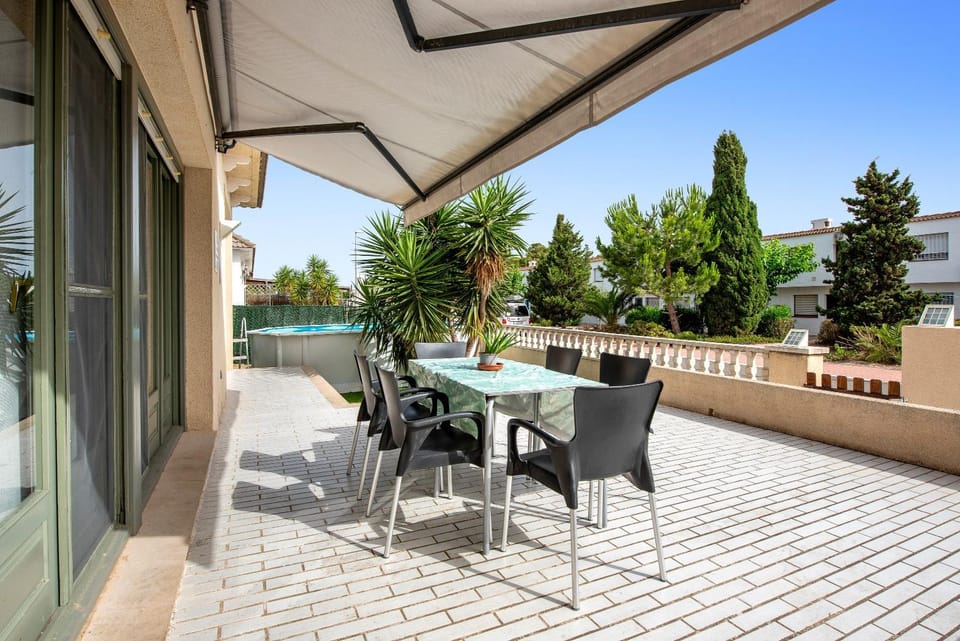 Property building, Balcony/Terrace, Living room