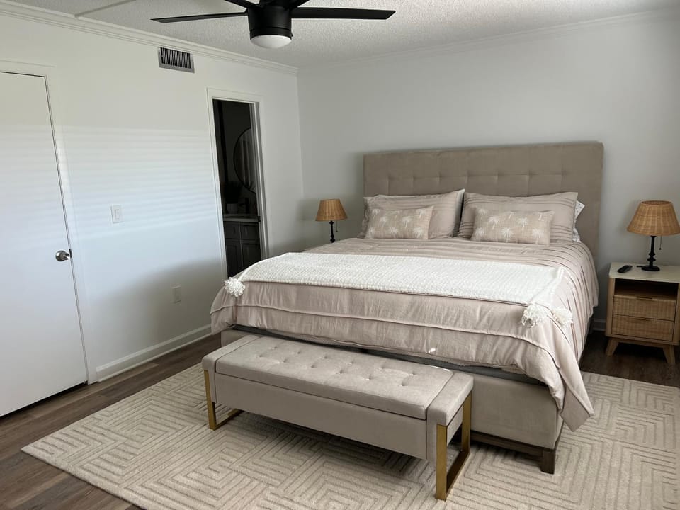Inviting 2-Bed Sarasota Retreat, golf course view Apartment in Sarasota