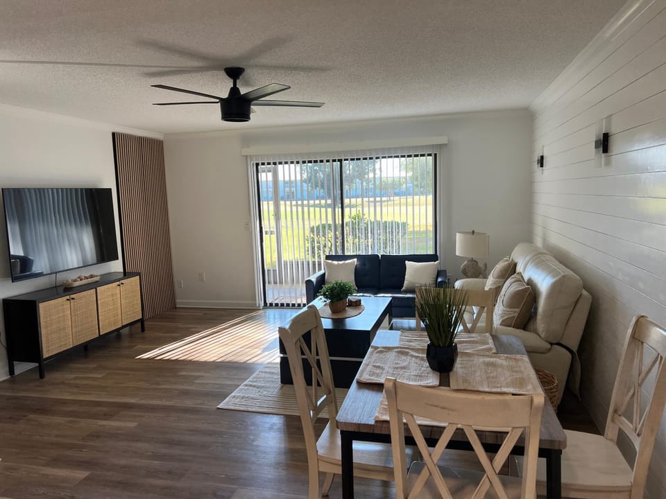 Inviting 2-Bed Sarasota Retreat, golf course view Apartment in Sarasota