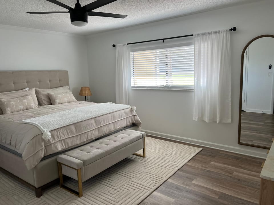 Inviting 2-Bed Sarasota Retreat, golf course view Apartment in Sarasota