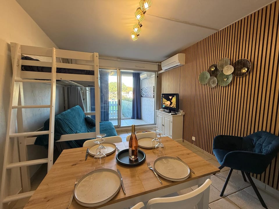 Seating area, Dining area