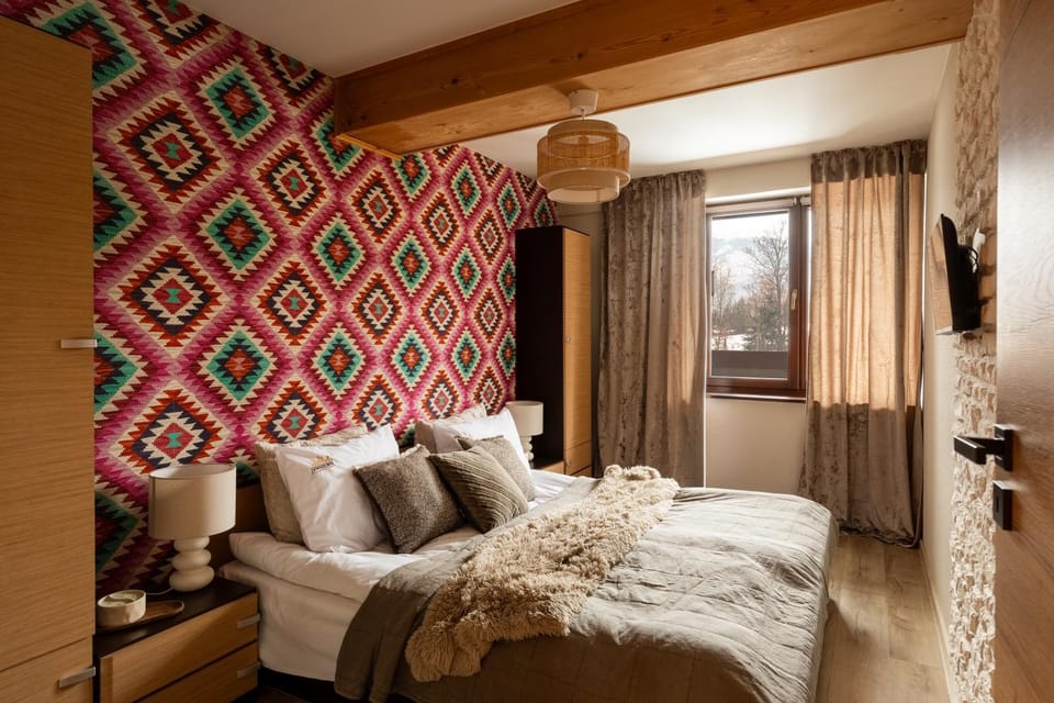 Bed, TV and multimedia, Photo of the whole room, Bedroom, towels