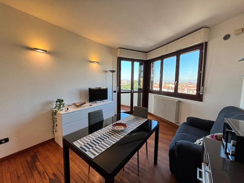 TV and multimedia, Living room, Seating area, Evening entertainment