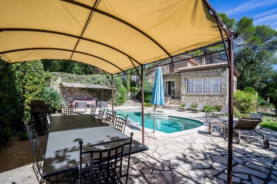 Charming villa - perfectly located Villa in Roquefort-les-Pins