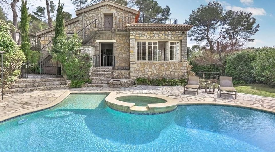 Charming villa - perfectly located Villa in Roquefort-les-Pins