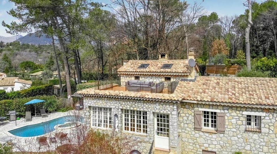 Charming villa - perfectly located Villa in Roquefort-les-Pins