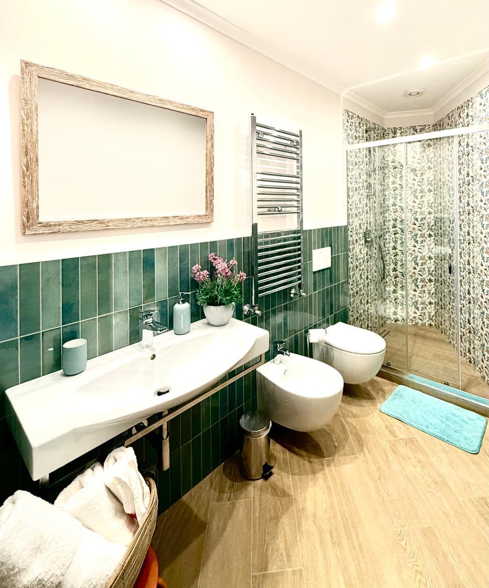 Shower, Toilet, Bathroom, bidet, towels