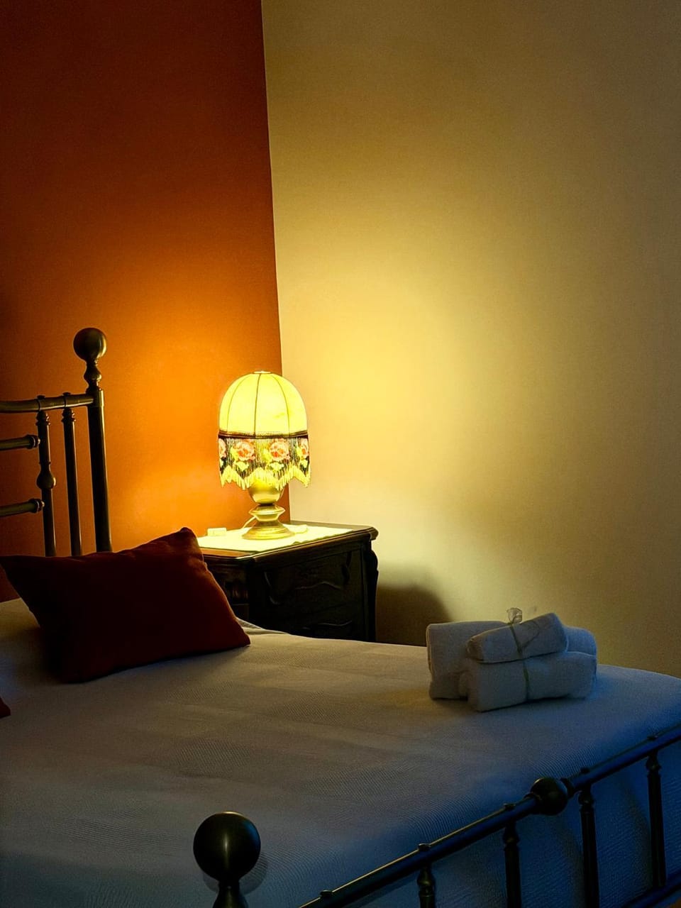 Bed, Bedroom, towels