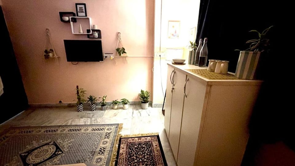 Private Room 1 in Spacious 3BHK with elegant Living Apartment in Kolkata