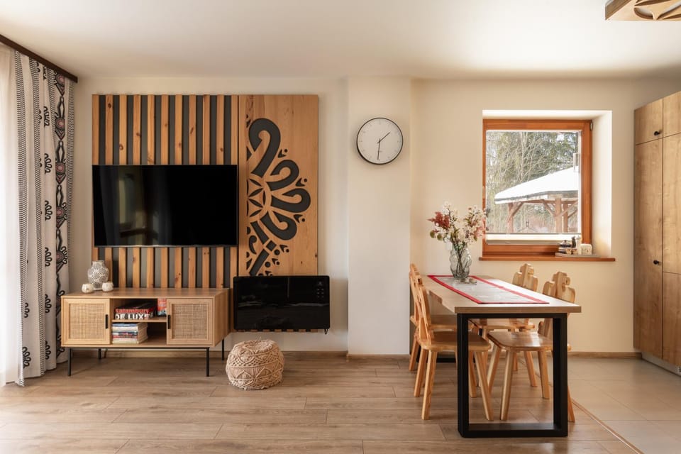 TV and multimedia, Living room, Seating area, Dining area
