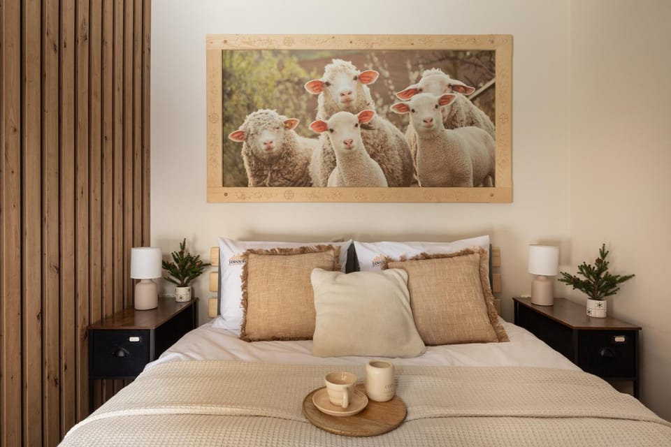Bed, Photo of the whole room, Decorative detail, Bedroom