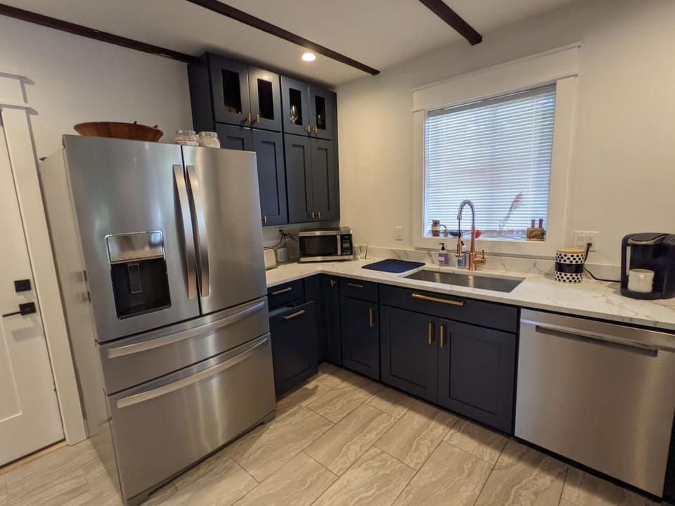 Coffee/tea facilities, Kitchen or kitchenette, dishwasher, oven, stove, toaster