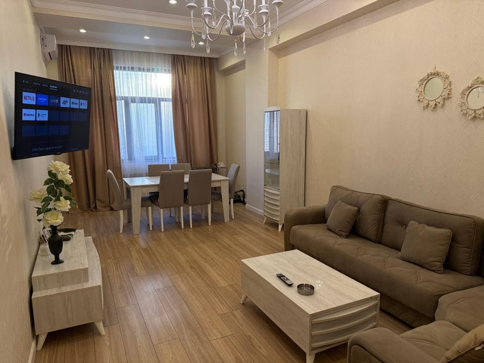 TV and multimedia, Living room, Seating area, Dining area