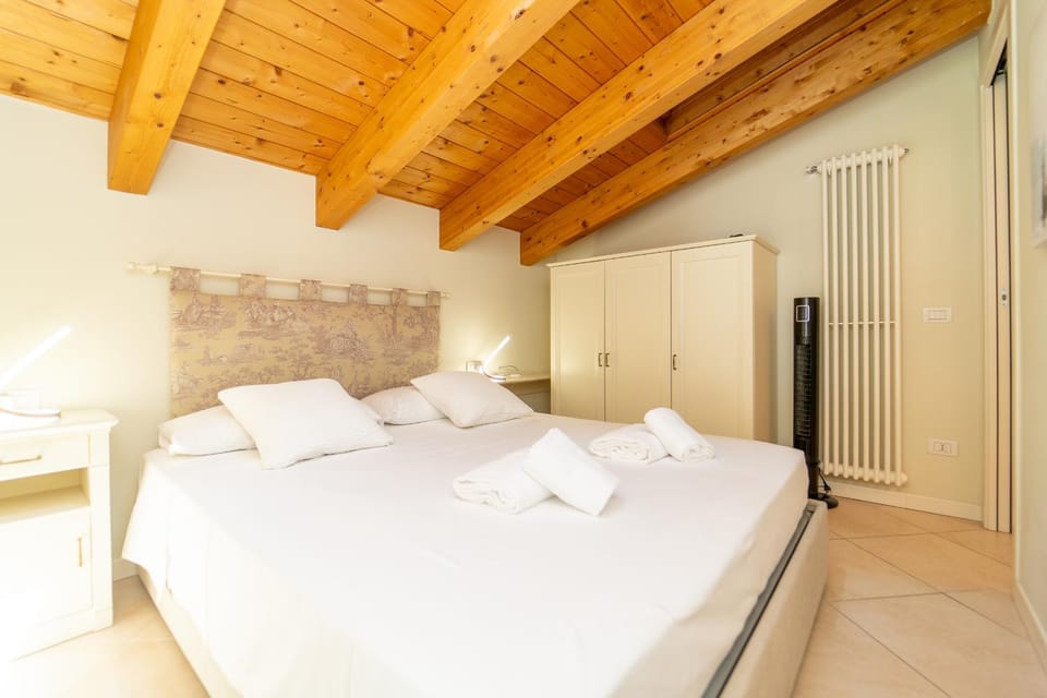 The A-LINE Lake COMO view apt A with pool & garage Apartment in Lenno