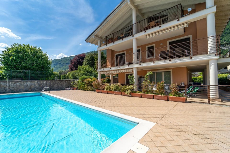 The A-LINE Lake COMO view apt A with pool & garage Apartment in Lenno