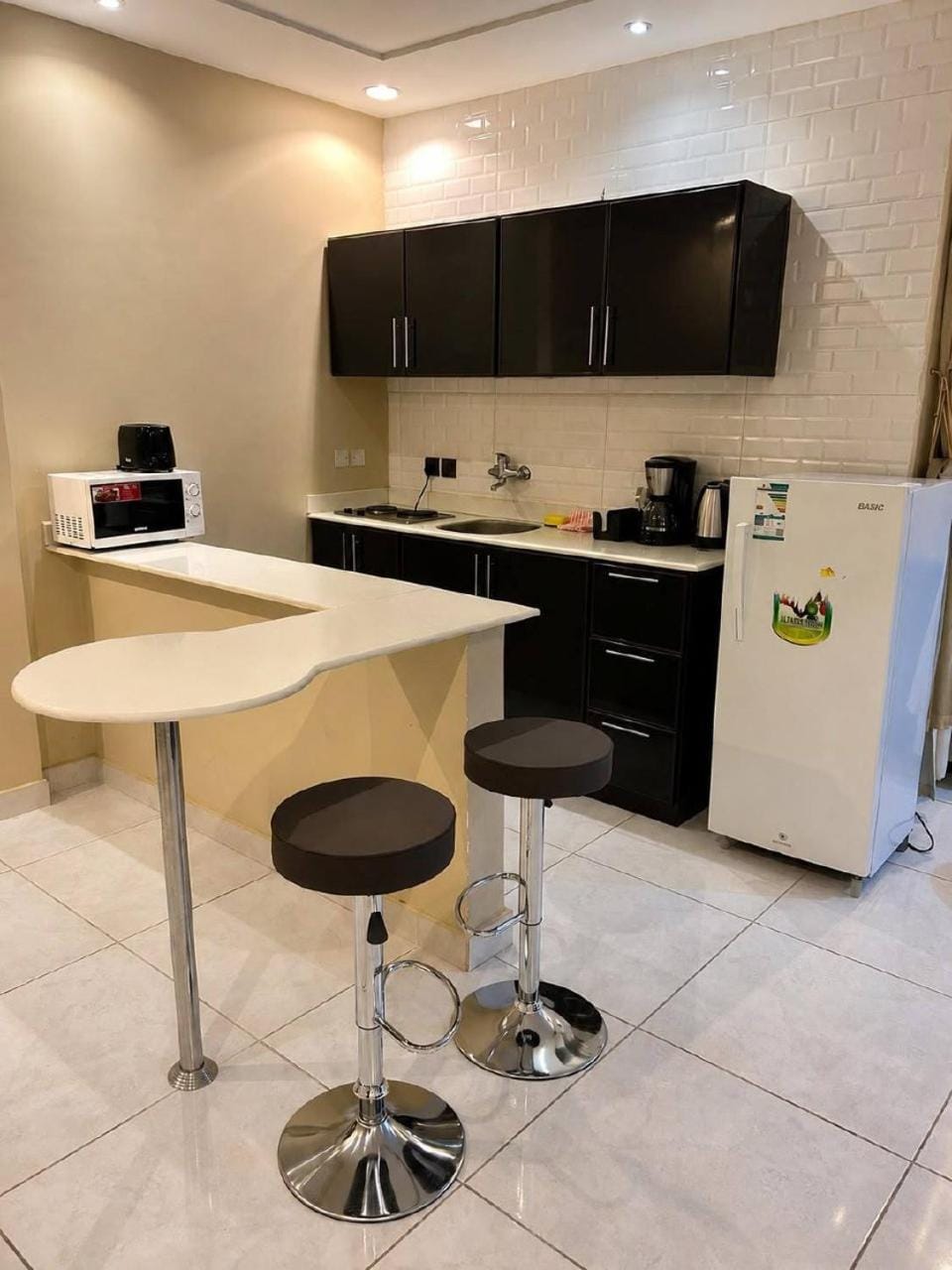 Coffee/tea facilities, Kitchen or kitchenette, Dining area, oven, stove