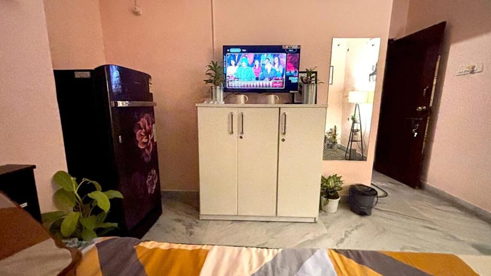 Private Room 2 with elegant living with balcony Apartment in Kolkata