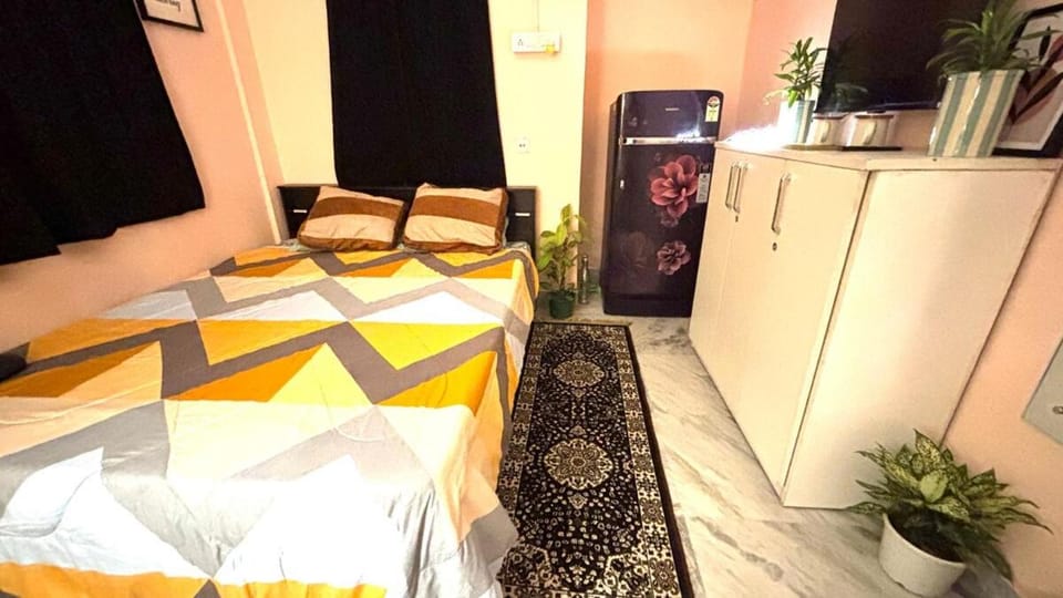 Private Room 2 with elegant living with balcony Apartment in Kolkata