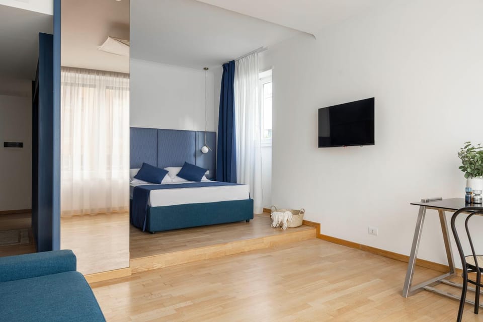 Bed, TV and multimedia, Photo of the whole room, Seating area, Bedroom