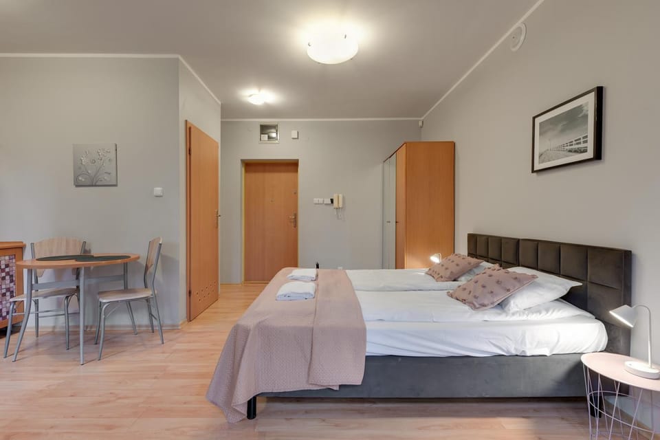 Bed, Living room, Photo of the whole room, Seating area, Dining area, Bedroom, towels