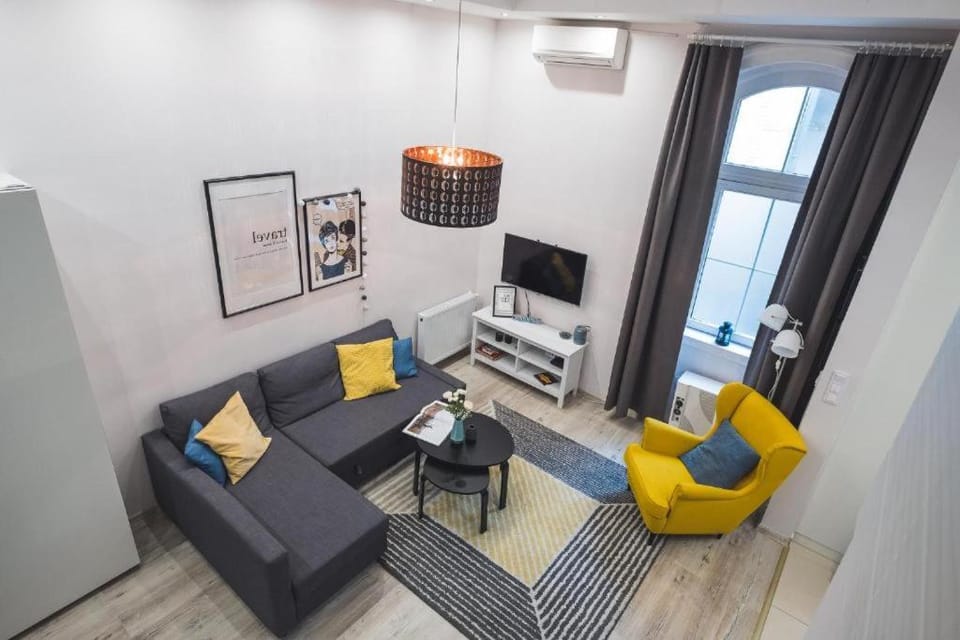 TV and multimedia, Living room, Seating area, air conditioner