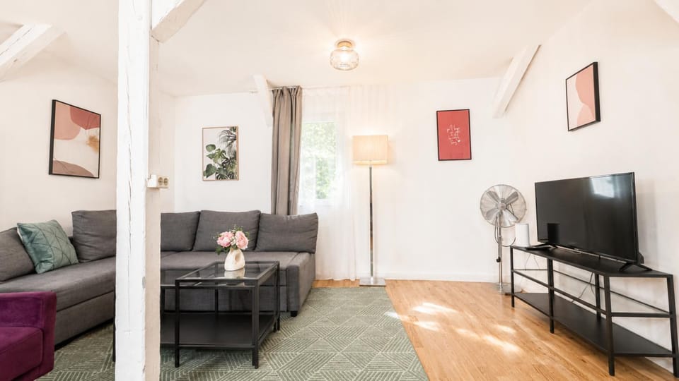 Communal lounge/ TV room, TV and multimedia, Living room, Seating area, Evening entertainment