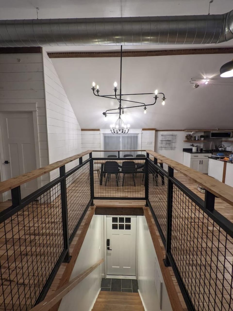 Hay Loft in Historic Barn - 4 Minutes to Legoland Apartment in Goshen
